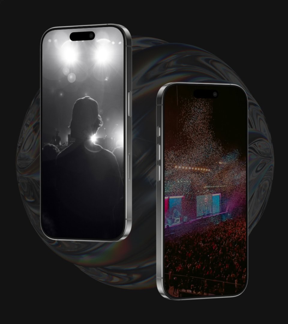 iPhoneに映る、ライブを観る少年とライブ会場